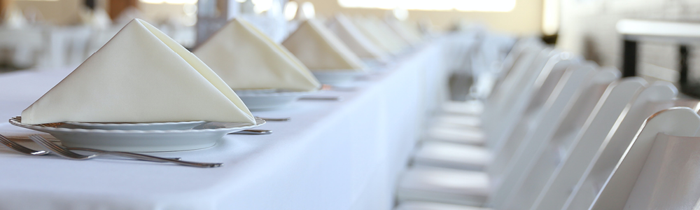 A wedding event with place settings that Azul Acres caters.